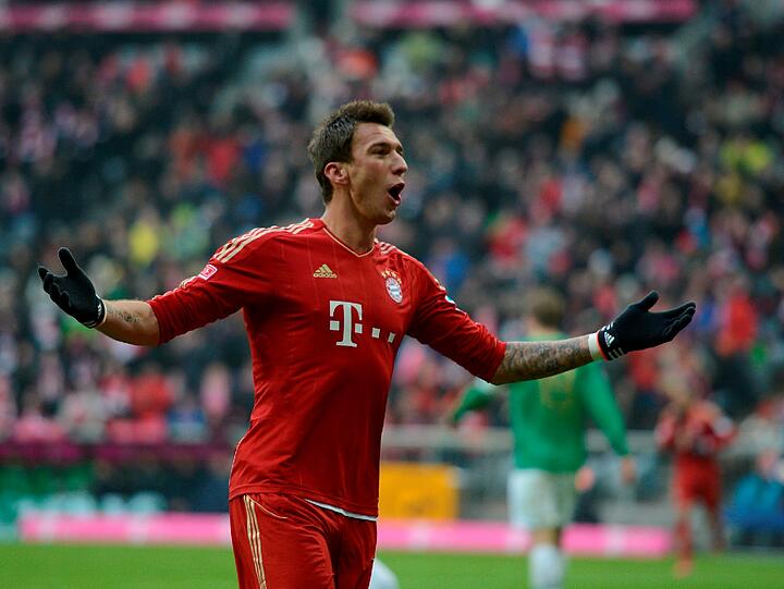 MARIO MANDZUKIC: Note 2. Das ging ja auf. Heynckes setzte auf den Kroaten als Sturmspitze, nicht auf Gomez. Das 1:0 hämmerte er einen Volley-Kracher ins Netz, Fürths Hesl half mit (26.). Das 10. Ligator von MM. Und das elfte per Kopf hinterher (61.). Der Mann des Spiels.