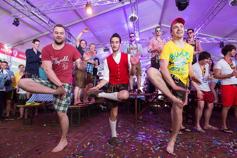 Dirndl und Lederhosen am kroatischen Strand: Bilder von der wilden Springbreak Wiesn-Party zum Durchklicken!
