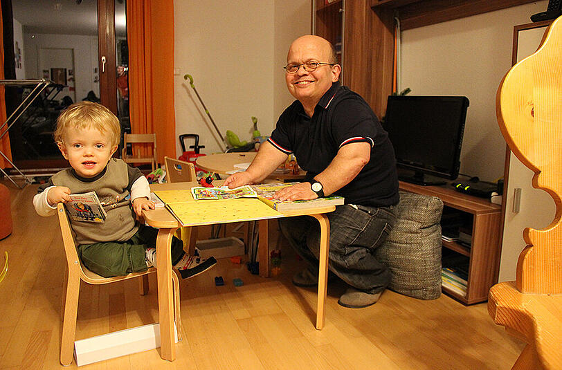 Mit dem Papa fast schon auf Augenhöhe: Ulrich Ochs mit seinem gut zweijährigen Sohn Raphael.