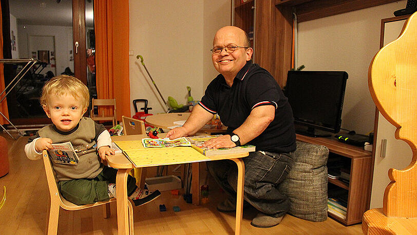 Mit dem Papa fast schon auf Augenhöhe: Ulrich Ochs mit seinem gut zweijährigen Sohn Raphael. Mit dem Papa fast schon auf Augenhöhe: Ulrich Ochs mit seinem gut zweijährigen Sohn Raphael.