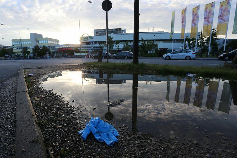 Am Sonntagmorgen herrscht am Olympia-Einkaufszentrum noch immer eine bedrückende Stimmung.