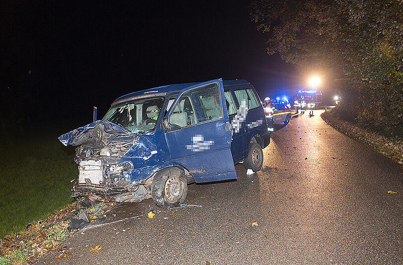 Nach dem Zusammenstoß wurde der 21-Jährige in seinem Audi-Wrack eingeklemmt. Er starb noch am Unfallort. Die Bilder vom Unfall.