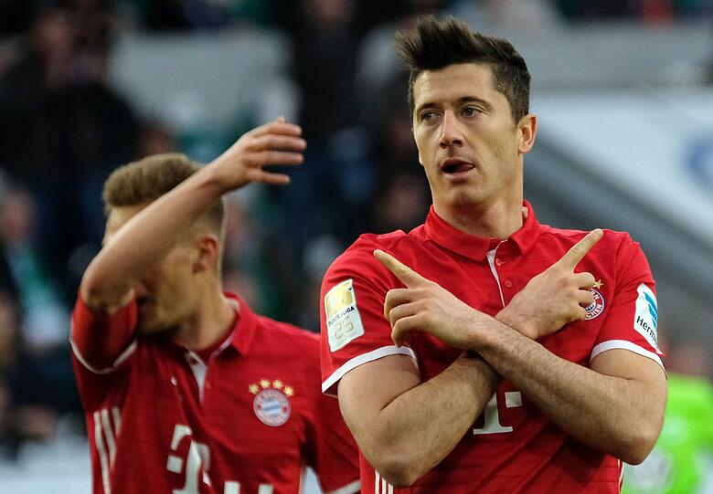 ROBERT LEWANDOWSKI: NOTE 1. Egal, wie sehr die Schulter schmerzt. Der Pole will die Torjägerkanone. Dafür heißt es beißen. VfL-Torwart Casteels verhinderte mit Pracht-Reflex das 2:0. Nach 36 Minuten war es dann soweit: Aus 16 Metern schlenzte er den Ball rechts oben in den Winkel, danach vollstreckte er trocken mit links (45.) &ndash; seine Liga-Treffer 27 und 28 (einen vor Dortmunds Aubameyang). Macht insgesamt 149 Tore und Platz 15 im ewigen Bundesliga-Ranking.