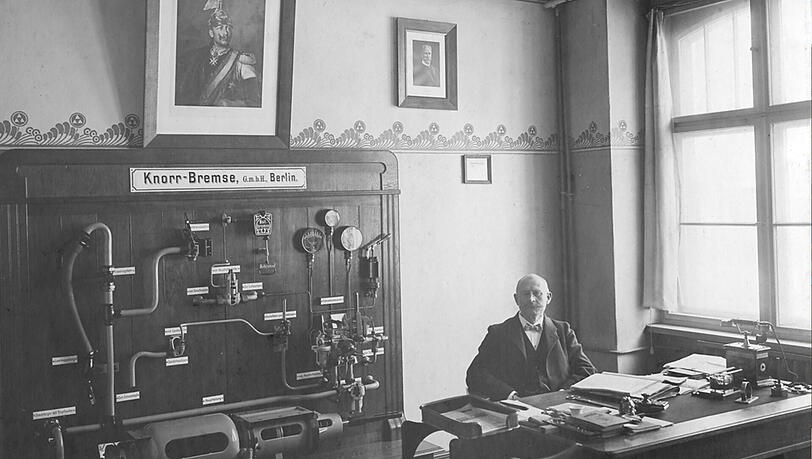 Unternehmensgründer Georg Knorr in seinem Büro. Unternehmensgründer Georg Knorr in seinem Büro.
