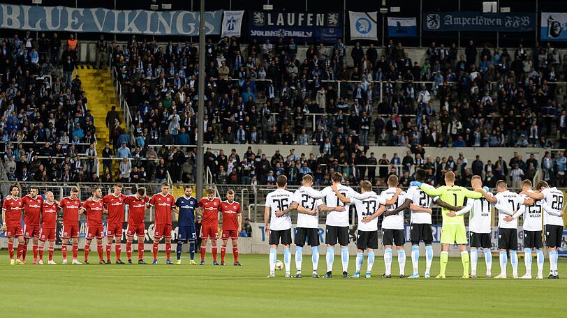 Die Teams des TSV 1860 und der SpVgg Unterhaching gedachten mit den Zuschauern in einer Schweigeminute den Opfern des Anschlags von Halle.