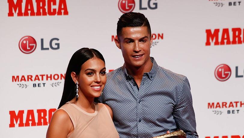 Cristiano Ronaldo und seine Freundin Georgina Rodriguez sollen angeblich geheiratet haben. Cristiano Ronaldo und seine Freundin Georgina Rodriguez sollen angeblich geheiratet haben.
