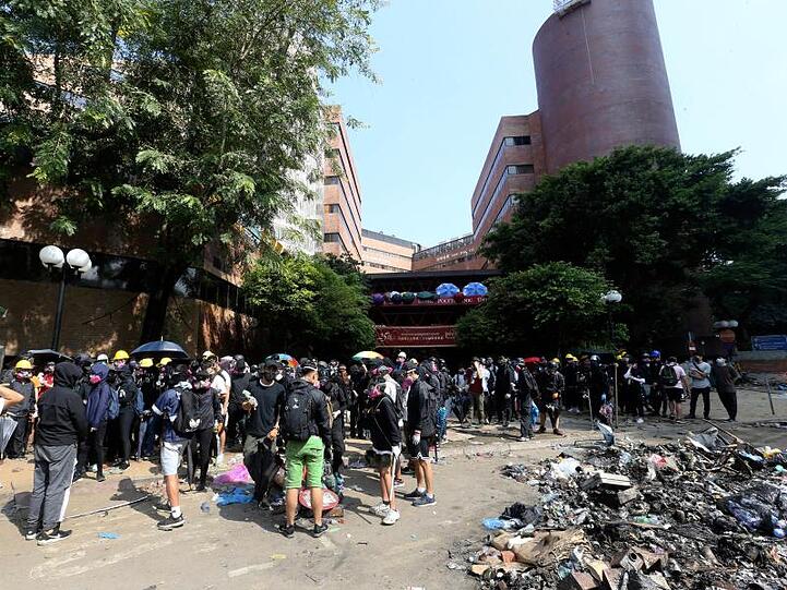 Versammlung vor der Polytechnischen Universität: Trotz eines Polizeiverbots haben in Hongkong wieder Zehntausende Menschen gegen die Regierung protestiert.