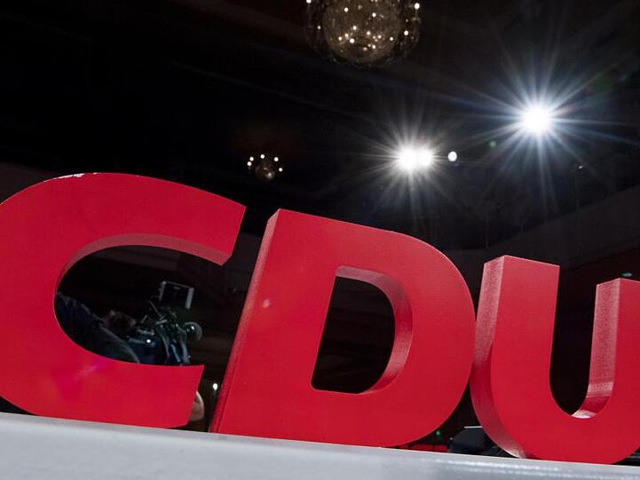 Parteilogo auf dem Landesparteitag der CDU Sachsen-Anhalt. Landeschef Holger Stahlknecht hat angegeben, dass der Kreispolitiker Robert Möritz in seinem jetzigen Zustand, mit Neonazi-Tattoo, nicht Mitglied der CDU sein könne.