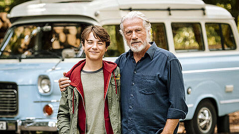 Im Roadmovie "Der Alte und die Nervensäge" ist Wilhelm Schürmann (Jürgen Prochnow) mit dem Ausreißer Felix (Marinus Hohmann) auf Tour.