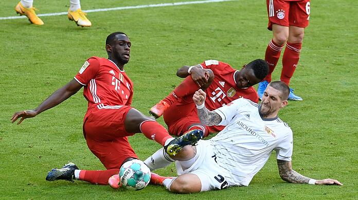 Voller Einsatz bei seinem Comeback gegen Union Berlin: Bayerns Youngster Tanguy Nianzou (l.).