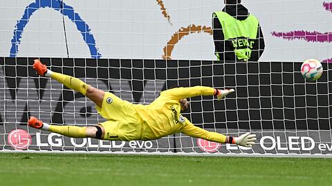 Frankfurts Torwart Kevin Trapp kann das Tor zum 1:1 nicht verhindern.