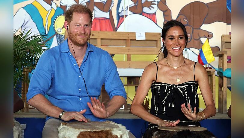 Prinz Harry und Herzogin Meghan trommeln in Cartagena mit den Schülern.