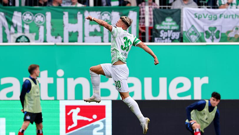 Der Mann des Tages hebt ab: Fürths Felix Klaus beim Jubel nach seinem dritten Treffer.