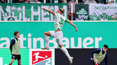 Der Mann des Tages hebt ab: Fürths Felix Klaus beim Jubel nach seinem dritten Treffer.