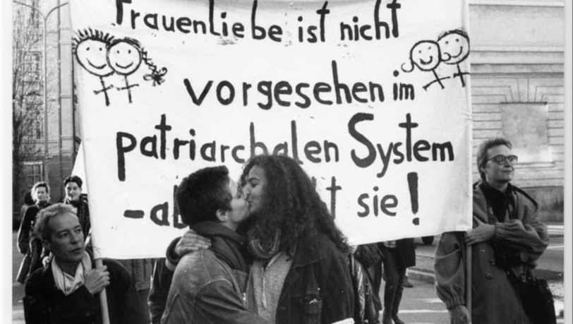 1994 gingen junge lesbische Frauen auf die Straße, um gegen die Schließung des LIB zu demonstrieren. Aus dieser Demo entstand die heutige LeTRa. Auf dem Bild zu sehen sind die Geschäftsführerin Diana Horn-Greif (r.) und ihre heutige Ehefrau.