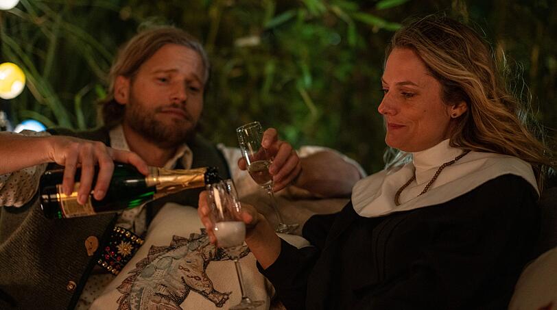 Auf der Kostümparty seines Architekturbüros lernt Mads (Sebastian Ströbel) die "Nonne" Eva (Marie Burchard) kennen. Sie finden sich auf Anhieb sympathisch - den Rest erledigt Kupplerin René, Mads' beste Freundin. Auf der Kostümparty seines Architekturbüros lernt Mads (Sebastian Ströbel) die "Nonne" Eva (Marie Burchard) kennen. Sie finden sich auf Anhieb sympathisch - den Rest erledigt Kupplerin René, Mads' beste Freundin.