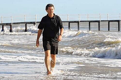 Der Fürther Präsident und das Meer: Helmut Hack will in Belek keine Vertragsverhandlungen führen.
