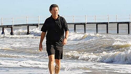 Der Fürther Präsident und das Meer: Helmut Hack will in Belek keine Vertragsverhandlungen führen. Der Fürther Präsident und das Meer: Helmut Hack will in Belek keine Vertragsverhandlungen führen.