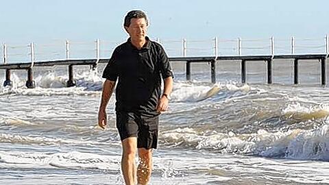Der Fürther Präsident und das Meer: Helmut Hack will in Belek keine Vertragsverhandlungen führen.