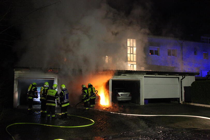 Das Auto völlig zerstört, die Garage in Vollbrand: In Waldkraiburg ist ein Carport abgebrannt. Die Bilder vom spektakulären Feuerwehreinsatz.