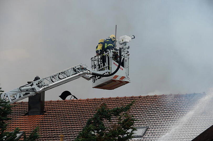 Bei Siegsdorf im Landkreis Traunstein steht am Sonntagmittag ein Bauernhof in Flammen.
