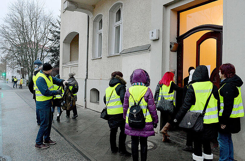 Mitarbeiter des Ordnungsamtes überprüfen, ob wirklich alle Bewohner das Haus verlassen haben.