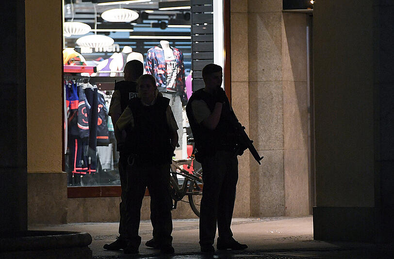 3: Die Hinweise auf mehrere Täter mit Langwaffen in der Innenstadt hatte die Münchner Polizei zunächst selbst veröffentlicht. Im Verlauf des Abends wurde klar, dass dies eine Fehlinformation war.