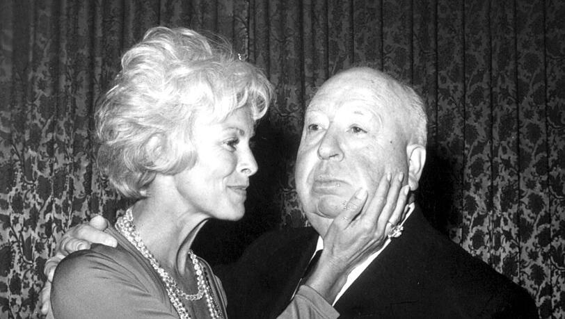 Eine besondere Beziehung, gerne auch als Obsession bezeichnet, verband Alfred Hitchcock (hier mit Janet Leigh) mit seinen Hauptdarstellerinnen Eine besondere Beziehung, gerne auch als Obsession bezeichnet, verband Alfred Hitchcock (hier mit Janet Leigh) mit seinen Hauptdarstellerinnen