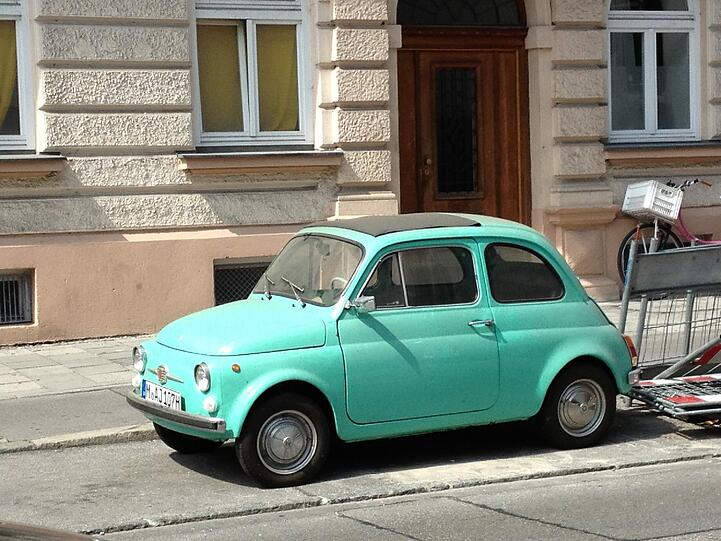 Ein Farbklecks in der Sandstraße: Dieses alte Fiat-500-Modell hat schon einige Jahre auf dem Buckel.