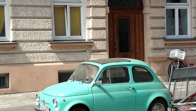 Ein Farbklecks in der Sandstraße: Dieses alte Fiat-500-Modell hat schon einige Jahre auf dem Buckel. Ein Farbklecks in der Sandstraße: Dieses alte Fiat-500-Modell hat schon einige Jahre auf dem Buckel.