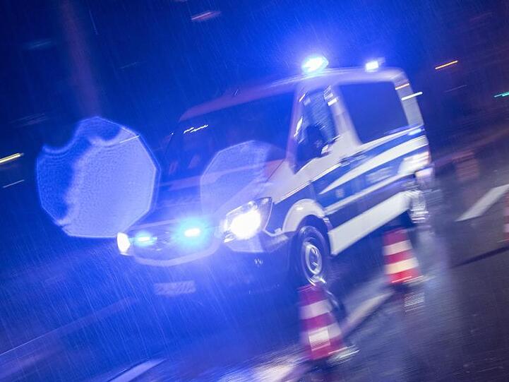 Ein Polizeifahrzeug im Einsatz.