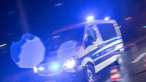 Ein Polizeifahrzeug im Einsatz.