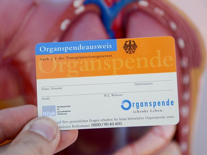 Ein Organspendeausweis. Foto: Daniel Maurer/dpa/Archivbild