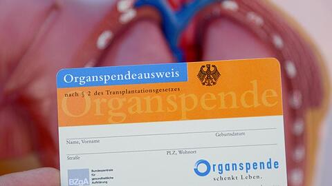 Ein Organspendeausweis. Foto: Daniel Maurer/dpa/Archivbild