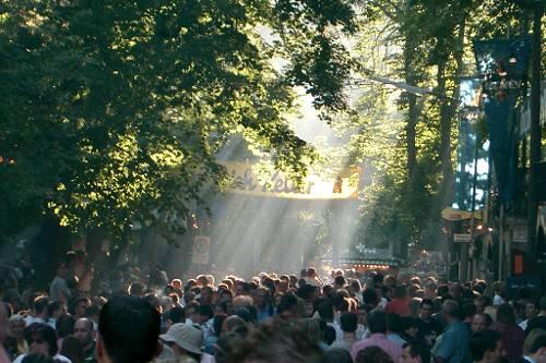 So kennen und lieben die Besucher die Bergkirchweih. Brotzeit und Bier unterm Blätterdach.