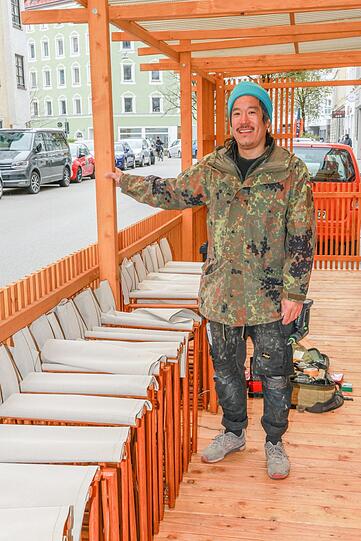 Wolfi Ramisch vom Luffy Pancake. Vor dem Pfannkuchenlokal bilden sich oft lange Schlangen. Mit Schanigarten gibt&rsquo;s etwas mehr Pl&auml;tze.