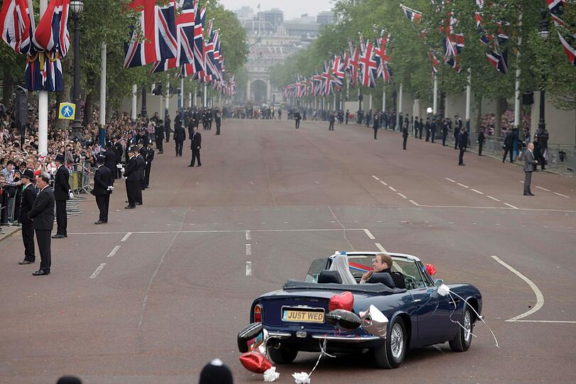 Prinz William fährt sich und seine Frau Kate vom Buckingham Palace zu Clarence House, dem Wohnsitz der Prinzen.