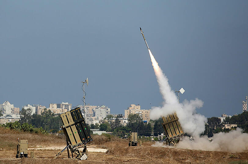 Die israelische Armee feuert eine Rakete ab.