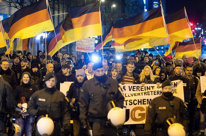 Teilnehmer der Dügida-Demo in Düsseldorf