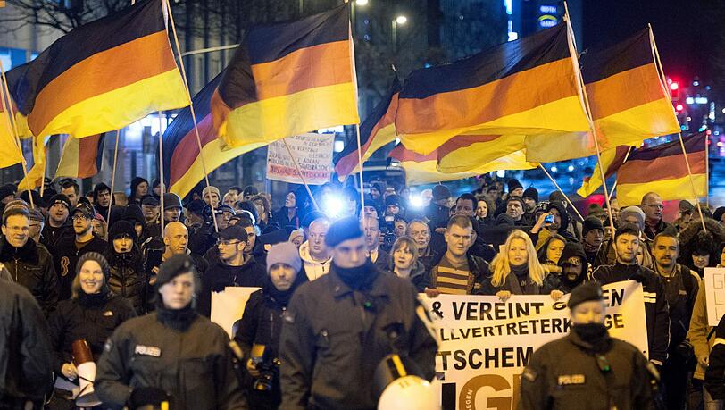 Teilnehmer der Dügida-Demo in Düsseldorf Teilnehmer der Dügida-Demo in Düsseldorf