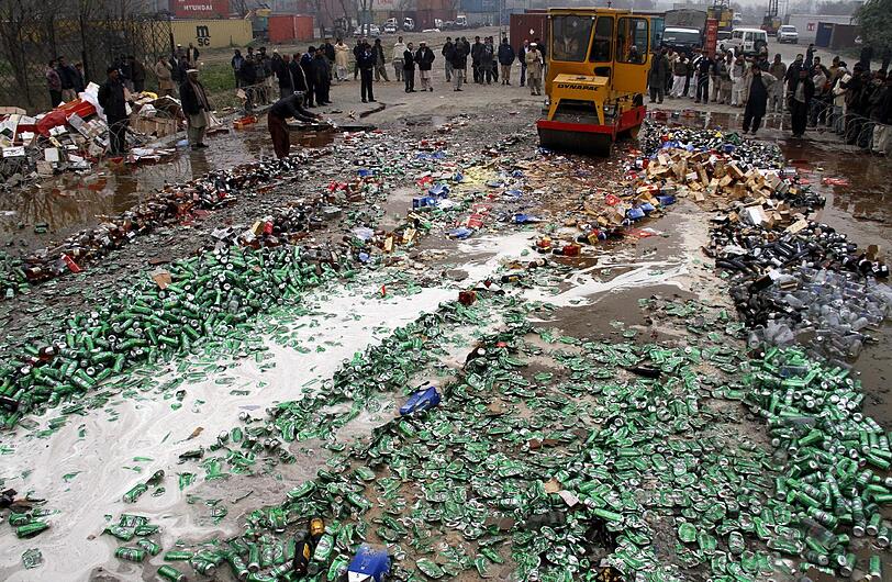 Pakistans Behörden präparieren zum internationalen Tag des Zolls mehrere Ladungen von illegalen Drogen und Alkohol, die während verschiedener Operationen sichergestellt wurden.