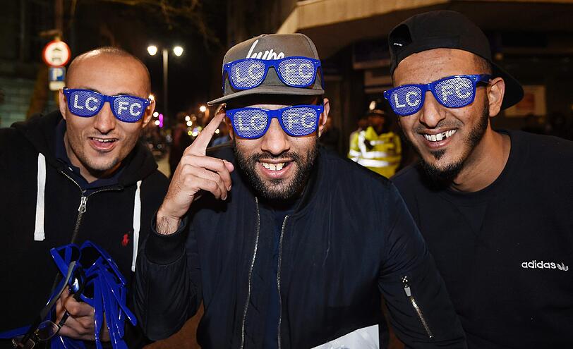 Auch bei den Fans der Foxes brachen alle Dämme. In der Innenstadt von Leicester machten sie mit schrillen Outfits, nackter Haut oder coolen Plakaten die Nacht zum Tage.