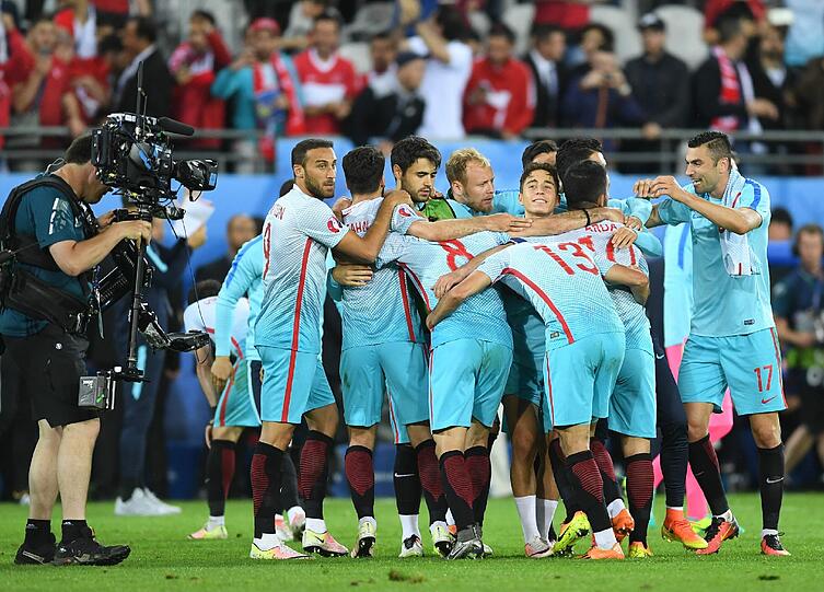 Die Türkei darf noch auf das Achtelfinale hoffen.