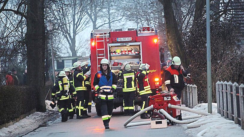 Die Feuerwehr rückte mit einem Großaufgebot an Löschfahrzeugen aus.