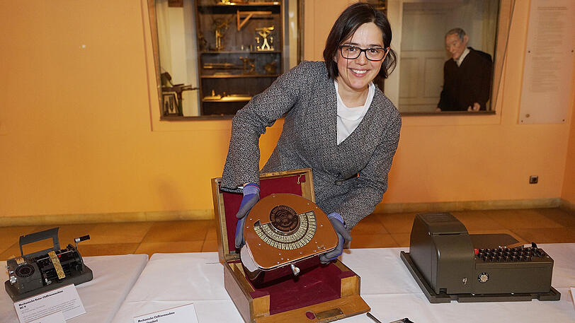 Die Kuratorin Carola Dahlke zeigt die mechanische Chiffriermaschine Kryha Standard, die von 1924 ist.