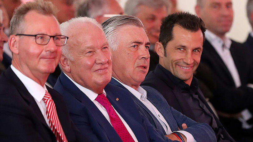 Hasan Salihamidzic und Carlo Ancelotti (von rechts).