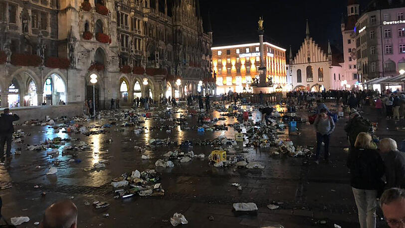 Bevor der Marienplatz wie eine Müllhalde aussah, feierten Celtic-Fans am Nachmittag ausgelassen...
