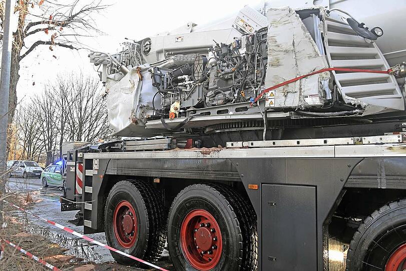 Ölmassen auf der Münchner Straße - die Bilder vom Unfallort zwischen Unterföhring und Ismaning.