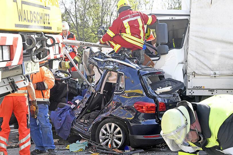 Auf der A8 am Irschenberg kam es am Donnerstag zu einem schrecklichen Unfall. Die Bilder vom Einsatz.