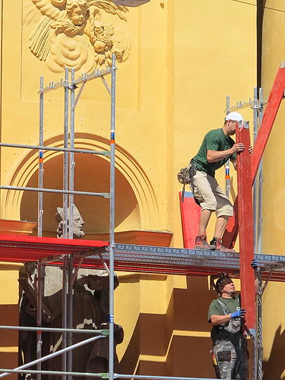 Derzeit kann man zusehen, wie das gerüst an der Theatinerkriche in die Höhe wächst. Bis 2016 wird die Vorderseite verhüllt sein. Danach kommen die Seiten und die Rückseite dran.
